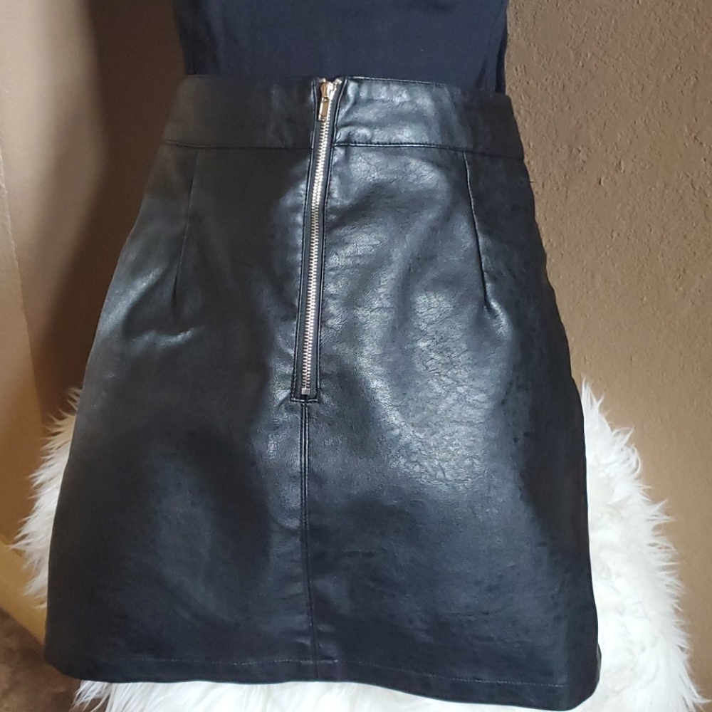 Pleather mini skirt with side slit - Picture 4 of 5